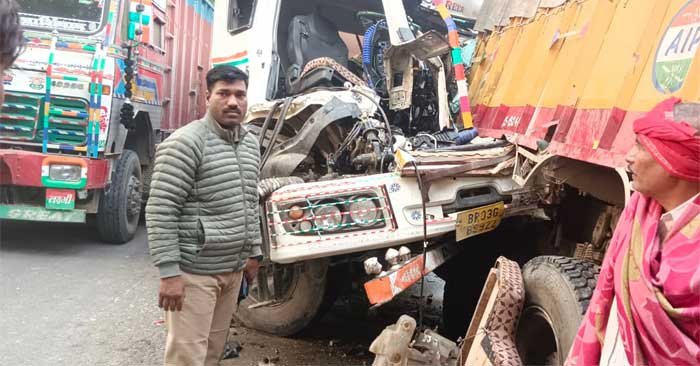 Ballia Breaking News: Driver injured in collision between truck and trailer