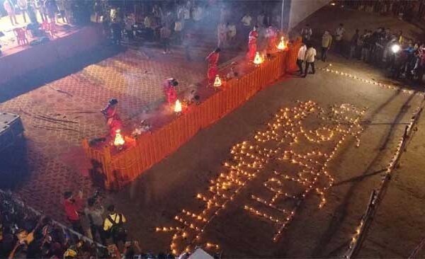 Ballia News: Kartik Purnima bath started after midnight, devotees kept taking a dip at Sangam bank till late afternoon on Friday