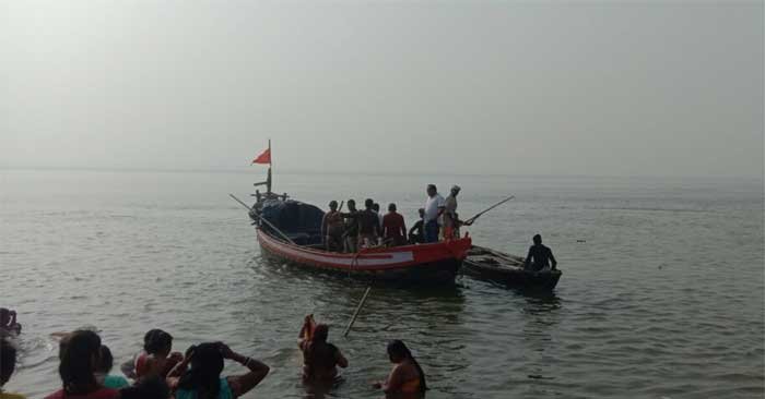 Ballia Breaking News: Sailors and police rescue a drowning youth at Maldepur Ganga Ghat