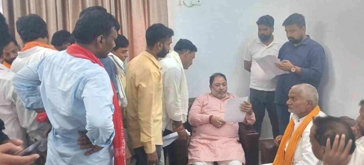 MANTRI_DAYASHANKAR_SINGH_KO_PATRAK_DETE_LOG