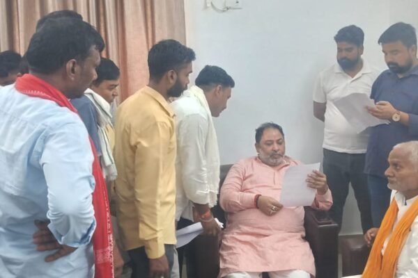 MANTRI_DAYASHANKAR_SINGH_KO_PATRAK_DETE_LOG
