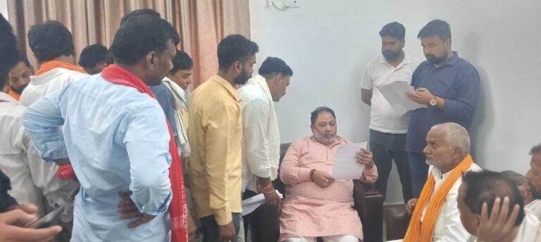 MANTRI_DAYASHANKAR_SINGH_KO_PATRAK_DETE_LOG