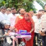 DM Ballia Divyang ko tricycle