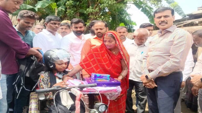 DM Ballia Divyang ko tricycle