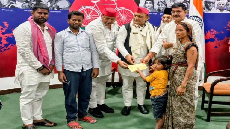 Ragini Meets Akhilesh Yadav