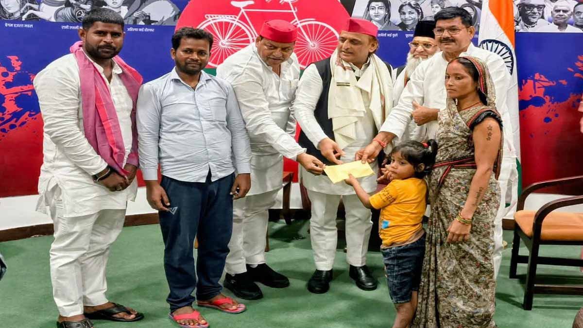 Ragini Meets Akhilesh Yadav
